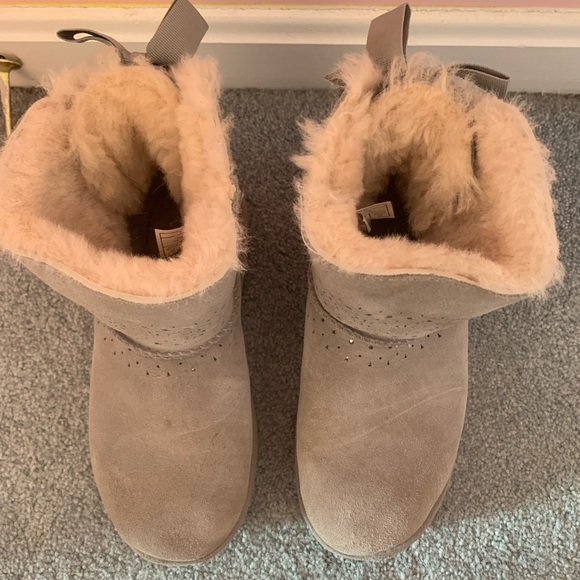 Snowflake Imprinted Grey Tie UGGS - Size 6 - Picture 2 of 3